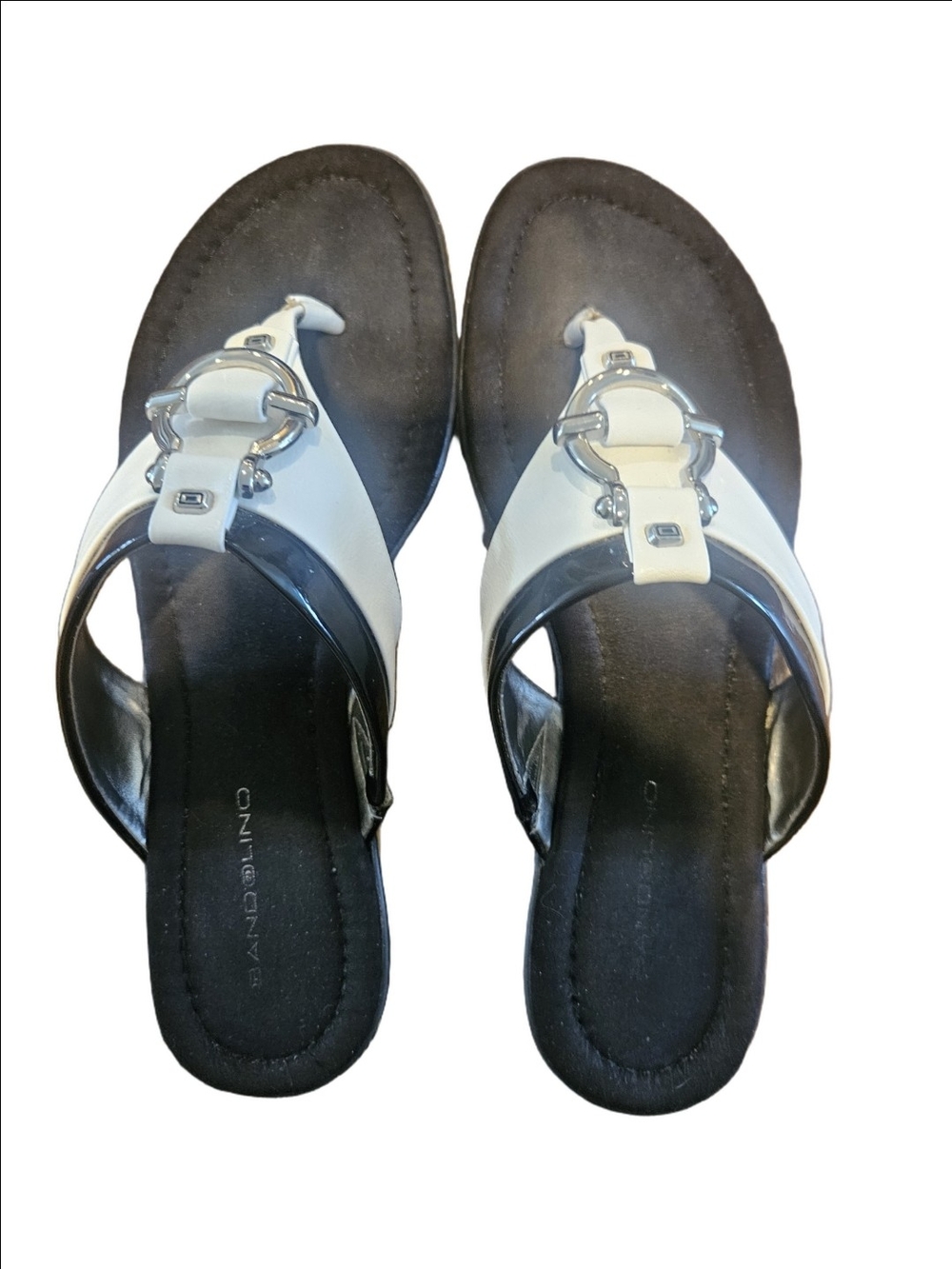 Bandolino Black & White T-Strap Sandals with Silver Circle Accent 8.5 - Picture 5 of 8